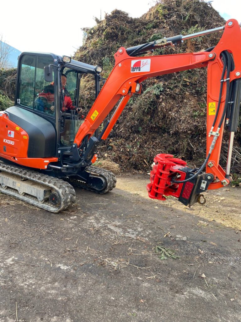 Kubota mit Universalgreifer